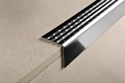 Porraskulmalista Progress Profiles Prowalk ACC 2,7m 30mm 10mm liimakiinnitettävä kiiltävä rst